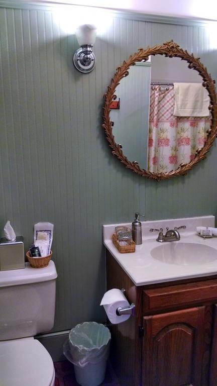 Thomas Shepherd Inn Shepherdstown Rum bild