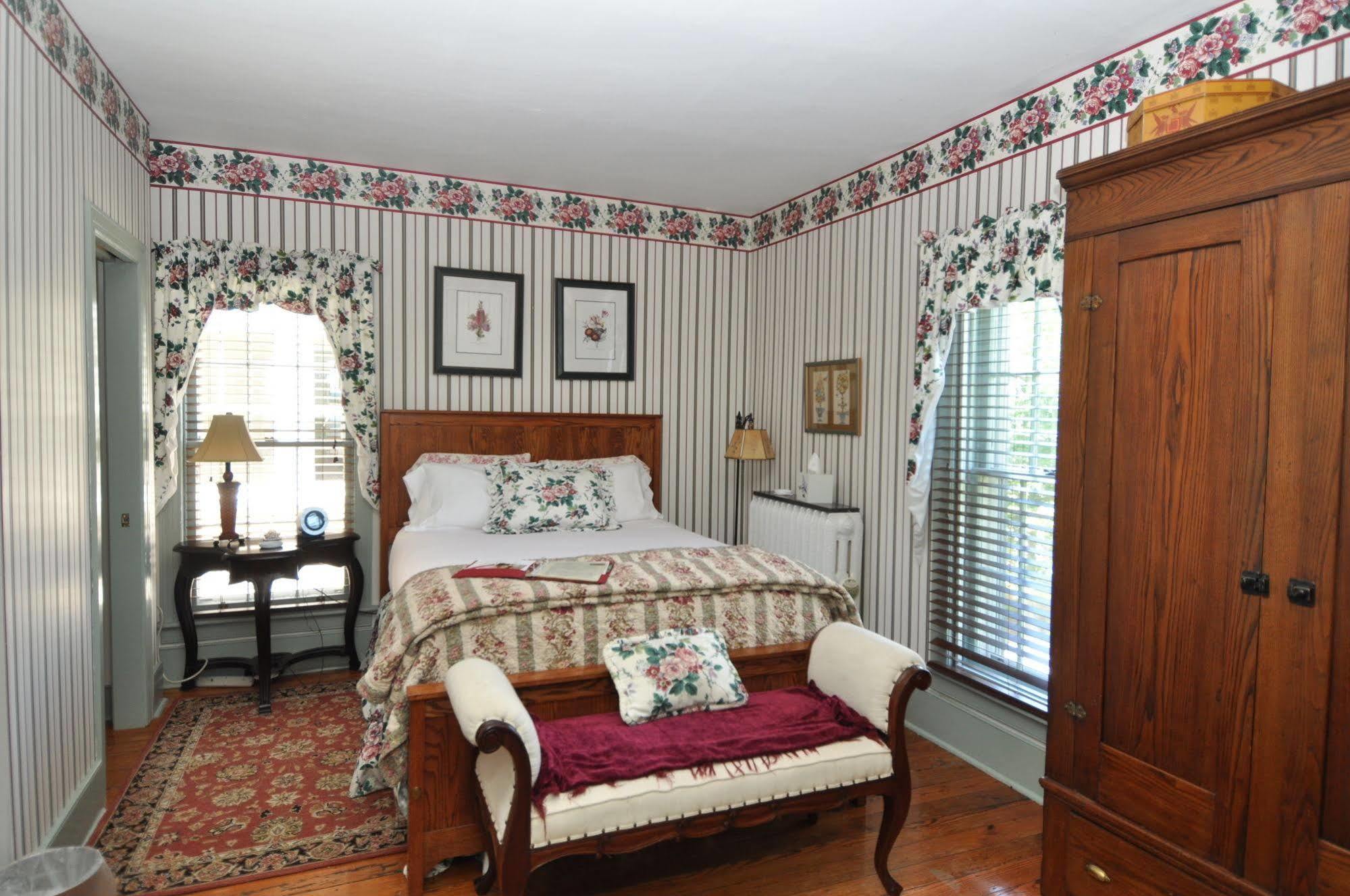 Thomas Shepherd Inn Shepherdstown Exteriör bild